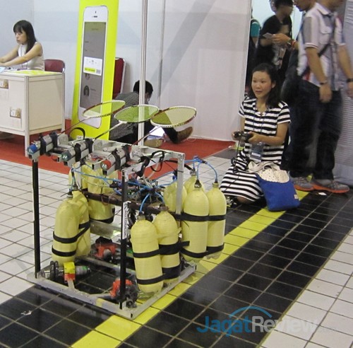 Salah satu pengunjung mencoba bermain badminton bersama robominton