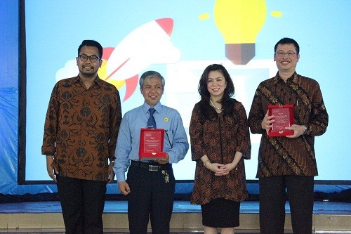 Microsoft YouthSpark Siap Ubah Masa Depan Pemuda Indonesia dengan Coding 2 Pembukaan YouthSpark 2015 di Yogyakarta. Dari kiri ke kanan: Ruben Hattari, Corporate Affairs Director, Microsoft Indonesia; Dr. Ir. Didik Purwadi, M.Ec., Assistance for Economic and Development Region Secretariat Yogyakarta Special Region; Veronica Colondam, CEO / Founder, YCAB Foundation; dan Erwan Agus Purwanto, Ph.D., Dekan FISIPOL UGM.