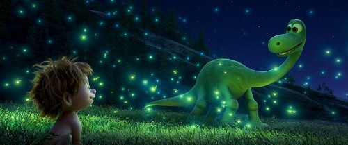 Review Film The Good Dinosaur 5 THE GOOD DINOSAUR – SEEING THE LIGHT — An Apatosaurus named Arlo makes an unlikely human friend in Disney•Pixar’s “The Good Dinosaur.” Directed by Peter Sohn, “The Good Dinosaur” opens in theaters nationwide Nov. 25, 2015. ©2015 Disney•Pixar. All Rights Reserved.