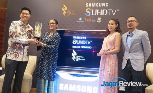 Samsung Berikan Kontribusi untuk Proses Penjurian FFI 2015 1 (ki-ka) Jo Semidang - Corporate Marketing Director PT SEIN; Jajang C. Noer - Ketua Bidang Penjurian FFI 2015; Olga Lidya - Ketua Pelaksana FFI 2015; Lukman Sardi - Ketua Media Publikasi FFI 2015