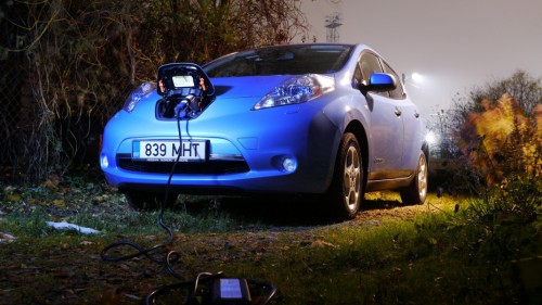 Nissan Berencana Hadirkan Teknologi Wireless Charging untuk Mobil Listrik 1 charging car - Copy