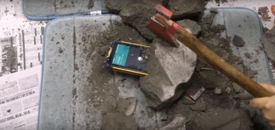VCHOK M9 LTE: Ponsel Tahan Direbus dan Dikubur di dalam Semen 2 Cement