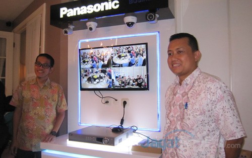 Idi Putranto (Kiri), System Engineer, Panasonic Gobel Indonesia & Hot Asi Nababan, Manager of System Solution Departement PT. Panasonic Gobel Indonesia