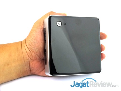 Intel NUC6i3SYK NUC VS Hand Size