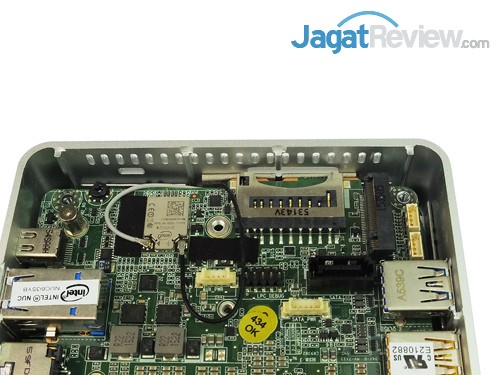 Intel NUC6i3SYK Storage & Wireless
