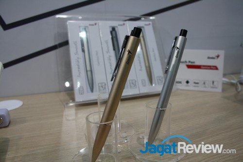 Genius Pen dengan bentuk menyerupai pena yang familiar