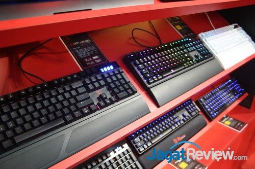 Challenger Edge RGB (gambar paling dekat) mampu memberi nuansa setara keyboard mekanik