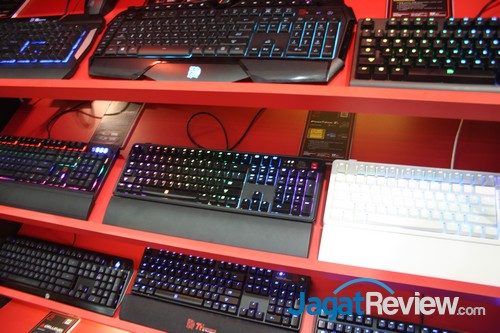 Poseidon Z RGB (gambar tengah) mewakili keyboard mekanik Tt-esports dengan kemampuan tinggi