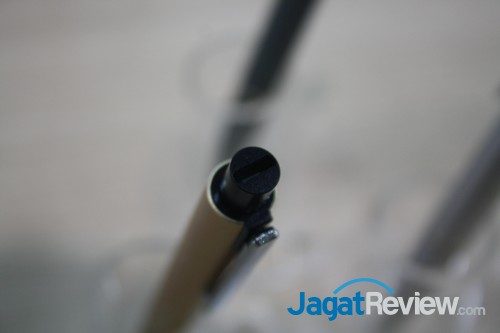 Genius Pen di-charge menggunakan mini USB