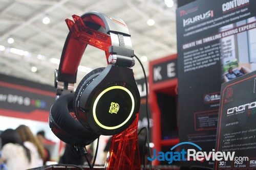 Cronos RGB menampikan cahaya berbentuk lingkaran dengan variasi 16,8 juta warna