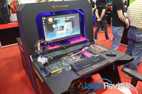 Meja gaming ini dirancang khusus oleh Thermaltake untuk memenuhi kebutuhan gamer