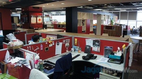 Corak merah khas Thermaltake mewarnai cubicle tempat karyawannya bekerja