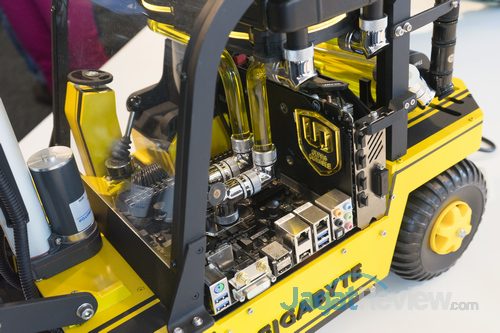 Computex 2016: PC Modding Di Booth Gigabyte 10 Forklift2