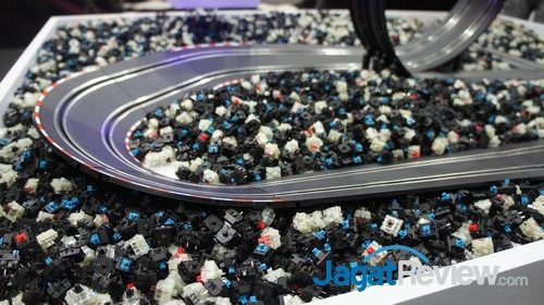 Computex 2016 Booth Raid: Cherry 2 Begitu masuk booth Cherry, kami disambut oleh kolam berisi switch Cherry!