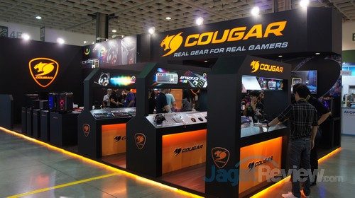 Booth Cougar memiliki kesan gaming yang kental
