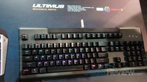 Cougar Ultimus terlihat begitu gagah dengan switch mekanik Cherry MX