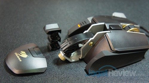 Cougar 700M dapat dibongkar untuk menambahkan berat serta mengubah tinggi punggungnya