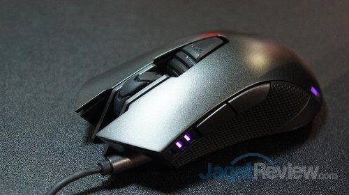 Cougar Revenger memiliki konsep unik untuk tombol DPI, yaitu dengan menekannya seperti pelatuk senapan