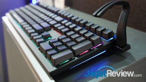 Ducky Shine 6 RGB menjadi bintang utama di booth ini