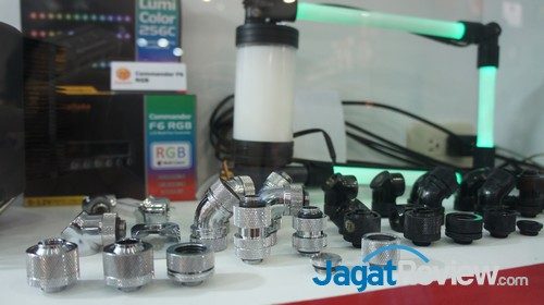 Komponen cooling dirancang untuk memperlihatkan warna dari cairan pendingin di dalamnya