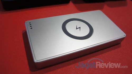 Computex 2016: Thermaltake Tampilkan Jajaran Aksesoris LUXA2 Terbaru 10 TX-P1, powerbank dengan kapasitas 5000mAh plus sebagai wireless charging station