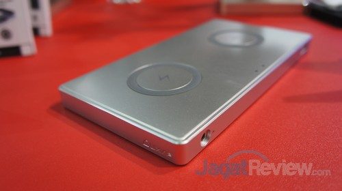 Computex 2016: Thermaltake Tampilkan Jajaran Aksesoris LUXA2 Terbaru 11 TX-200 dapat mengisi dua baterai smartphone secara nirkabel bersamaan