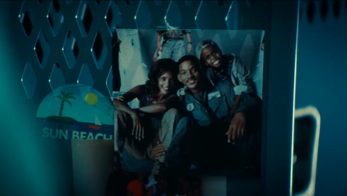 Review Film Independence Day: Resurgence 6 kami masih menyayangkan absennya aktor Will Smith di dalam film ini :(