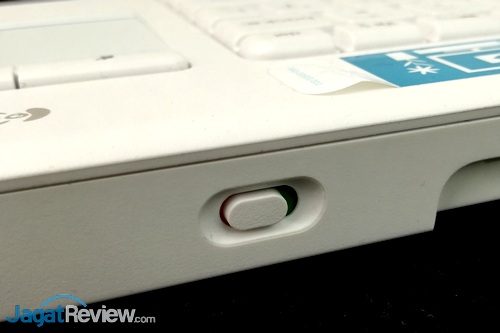 Jangan lupa menyalakan k400 Plus melalui switch on/off ini terlebih dahulu sebelum menggunakannya.