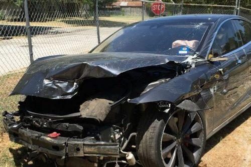 Tesla - Crash