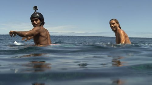 Review The Shallows: Tegang Tapi Puas! 2 the-shallows-surfers-600x337