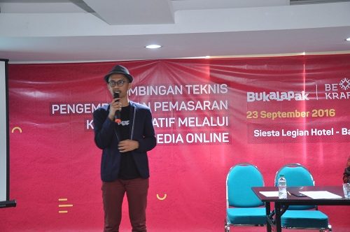 Rahmat Danu Andika (Head of Business Partner Bukalapak) menyampaikan informasi terkait pengembangan pemasaran karya kreatif melalui media online bersama Bukalapak dan BEKRAF kepada para pelapak.
