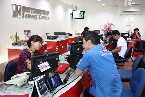 Direct Release: Rayakan Hari Pelanggan Nasional, Datascrip Service Center Berikan Layanan Khusus 2 Tampak pada gambar: Customer service officer Canon Care Center sedang memberikan layanan kepada pelanggan. Dalam rangka memperingati Hari Pelanggan Nasional (Harpelnas), Datascrip Service Center memberikan layanan khusus kepada para pelanggannya yang datang pada hari Senin, 5 September 2016, yaitu berupa diskon jasa perbaikan hingga 100% dan bagi yang melakukan perbaikan di Canon Care Center Mangga Dua mendapatkan souvenir dan gratis foto dan cetak photo booth. Harpelnas tiap tahunnya jatuh pada tanggal 4 September.