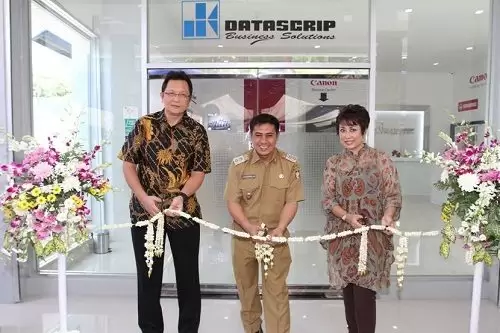 Datascrip Resmi Hadirkan Showroom Kantor Penjualan Cabang di Makassar 1 (kiri-kanan): Budianto Iskandar – Direktur Layanan Purnajual pt. Datascrip, Dr. Syamsul Rizal MI., S.Sos, M.Si – Wakil Walikota Makassar, dan Merry Harun – Direktur Divisi Canon pt. Datascrip meresmikan Canon Image Square dan Datascrip Kantor Penjualan Cabang Makassar