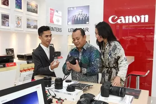 Datascrip Resmi Hadirkan Showroom Kantor Penjualan Cabang di Makassar 2 Sales consultant Canon Image Square (CIS) Makassar sedang memberikan penjelasan produk kepada pelanggan. CIS Makassar yang baru saja diresmikan Selasa (06/09) bertujuan untuk meningkatkan Pengalaman (Experience), Pengetahuan (Education), Keterlibatan (Engagement), dan Kesenangan (Excitement) masyarakat terhadap produk-produk unggulan Canon sehingga konsumen bisa mendapatkan nilai tambah tersendiri dibanding berbelanja di toko biasa.