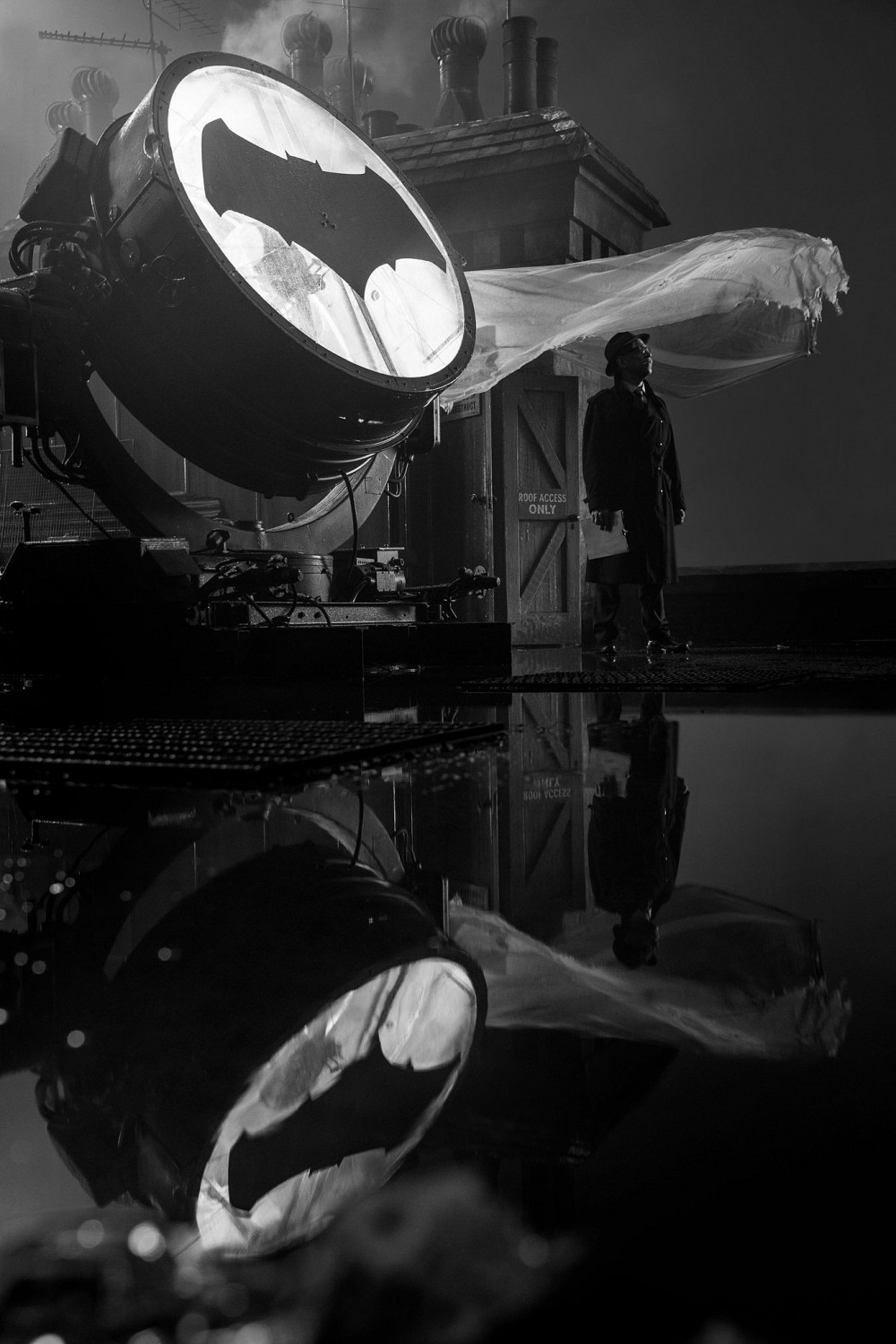 Foto Pertama Komisaris Gordon dalam Film Justice League Ditunjukkan 8 justice league movie bat signal gordon