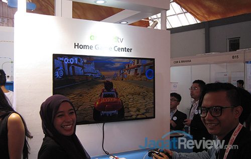 Booth ZTE Ajak Pengunjung Lebih Atraktif di Bandung ICT Expo & ANJA 2016 2 Para pengunjung diajak mencoba game pada Home Game Center di booth ZTE ini.