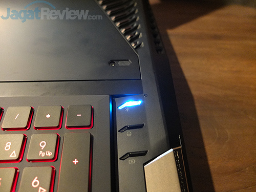 Melihat dari Dekat Notebook Gaming hands-on-acer-predator-21x-07