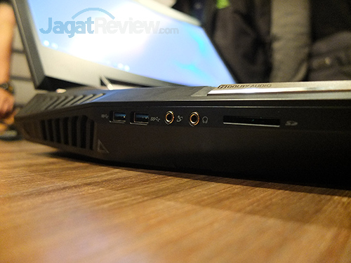 Melihat dari Dekat Notebook Gaming hands-on-acer-predator-21x-10