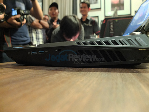 Melihat dari Dekat Notebook Gaming hands-on-acer-predator-21x-11