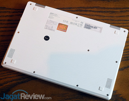 Review Chromebook: Acer CB3-131-C457 10 Acer CB3-131-C457 Bottom Side