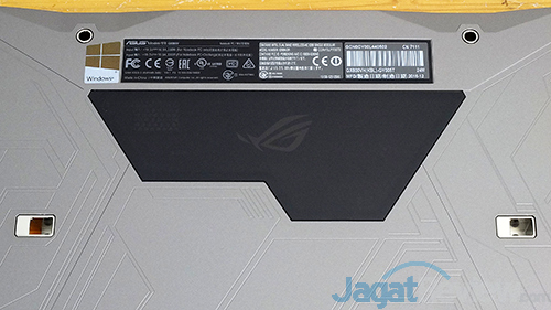 Review Notebook Gaming: ASUS ROG GX800VH 26 ASUS ROG GX800 Bottom Side - Transparent Window & Docking Hole