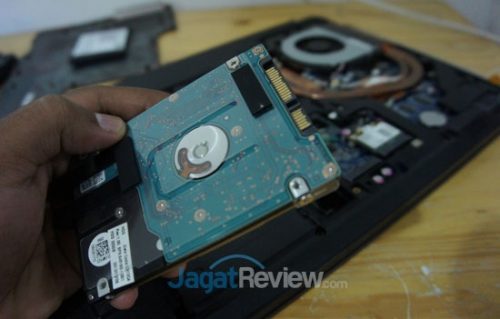 Pada HDD laptop ini terdapat pengunci unik.