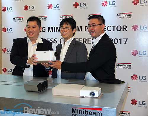LG Pamerkan Proyektor Laser Mungil yang Mampu Menghasilkan Layar 120 Inci 1 LG Laser Projector Launch 01