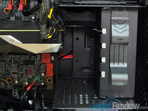 Review PC Desktop Gaming: Lenovo IdeaCentre Y900 22 Lenovo IC Y900 VGA Locking Lever 01