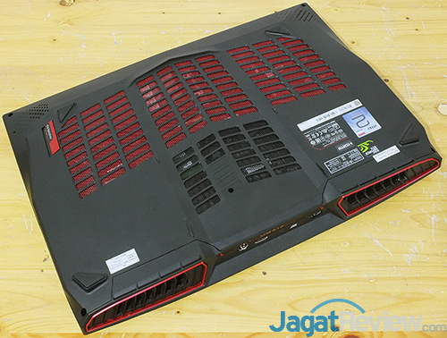 Review Notebook Gaming: MSI GT73VR 6RE Titan 14 MSI GT73VR 6RE Titan Bottom Side