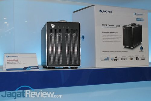 Dock 4-bay untuk storage dengan Thunderbolt 3