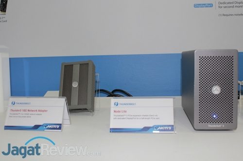 Perangkat yang ada di kiri merupakan adapter 10G Ethernet dengan interface Thunderbolt 3