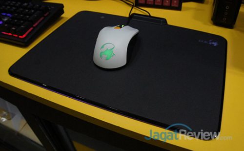 Mouse Pad Gaming Genius dengan LED RGB