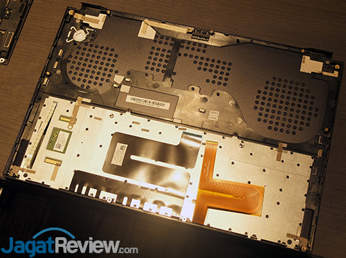 Review ASUS ROG ZEPHYRUS (GX501): Super Kencang & Tipis 29 ASUS GX501 Top Cover