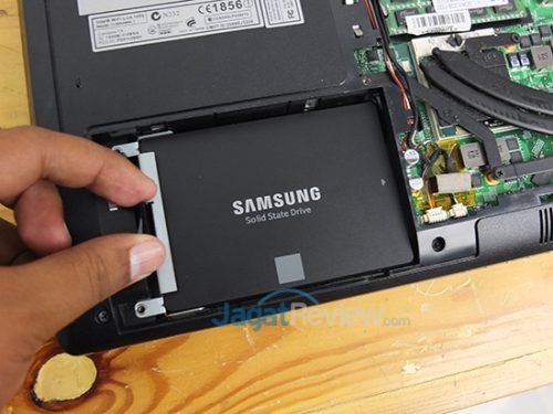 Pasang SSD yang sudah terpasang bracket pengunci ke laptop